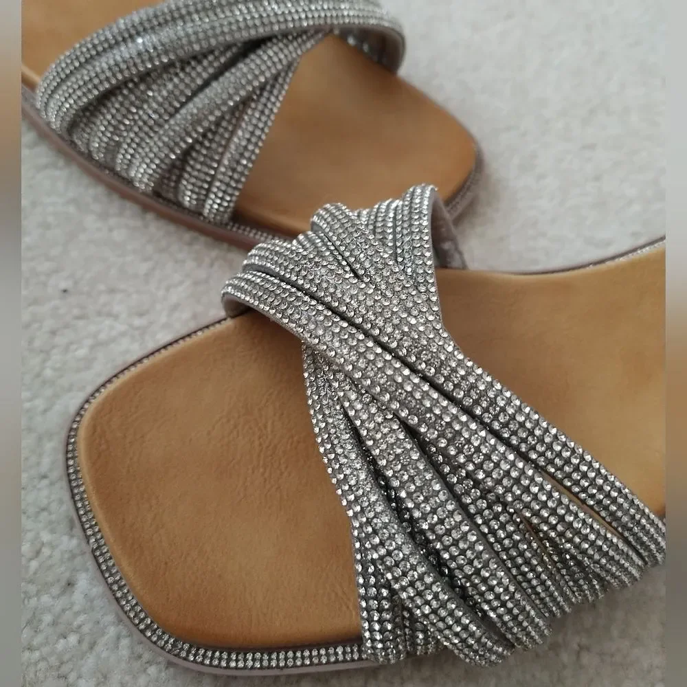 NWOB STEVE MADDEN Vanilly Crystal Diamond Slide Sandals Rhinestone Flop Flops
